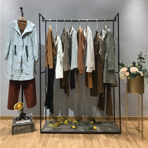 意識流風(fēng)格服飾熱潮 中老年女裝地?cái)偱l(fā)市場的新動(dòng)向